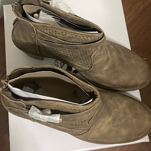 NWT Shoeaholic Sizzle Ankle Boots Tan Size 8 - Picture 13 of 14